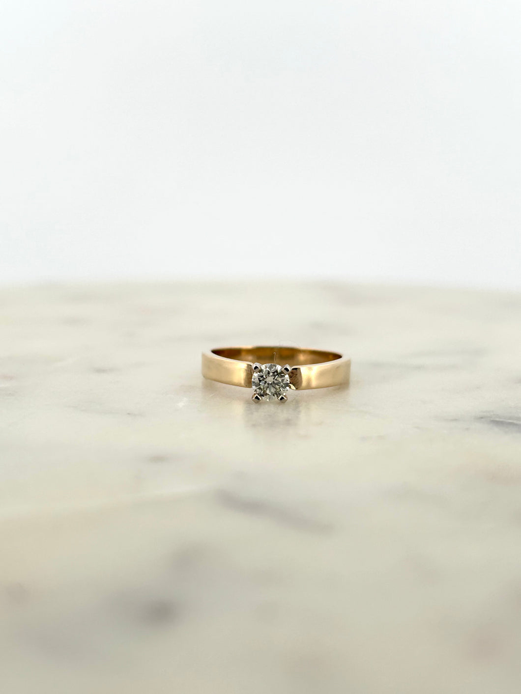 Solitaire Engagement - Solid Yellow Band